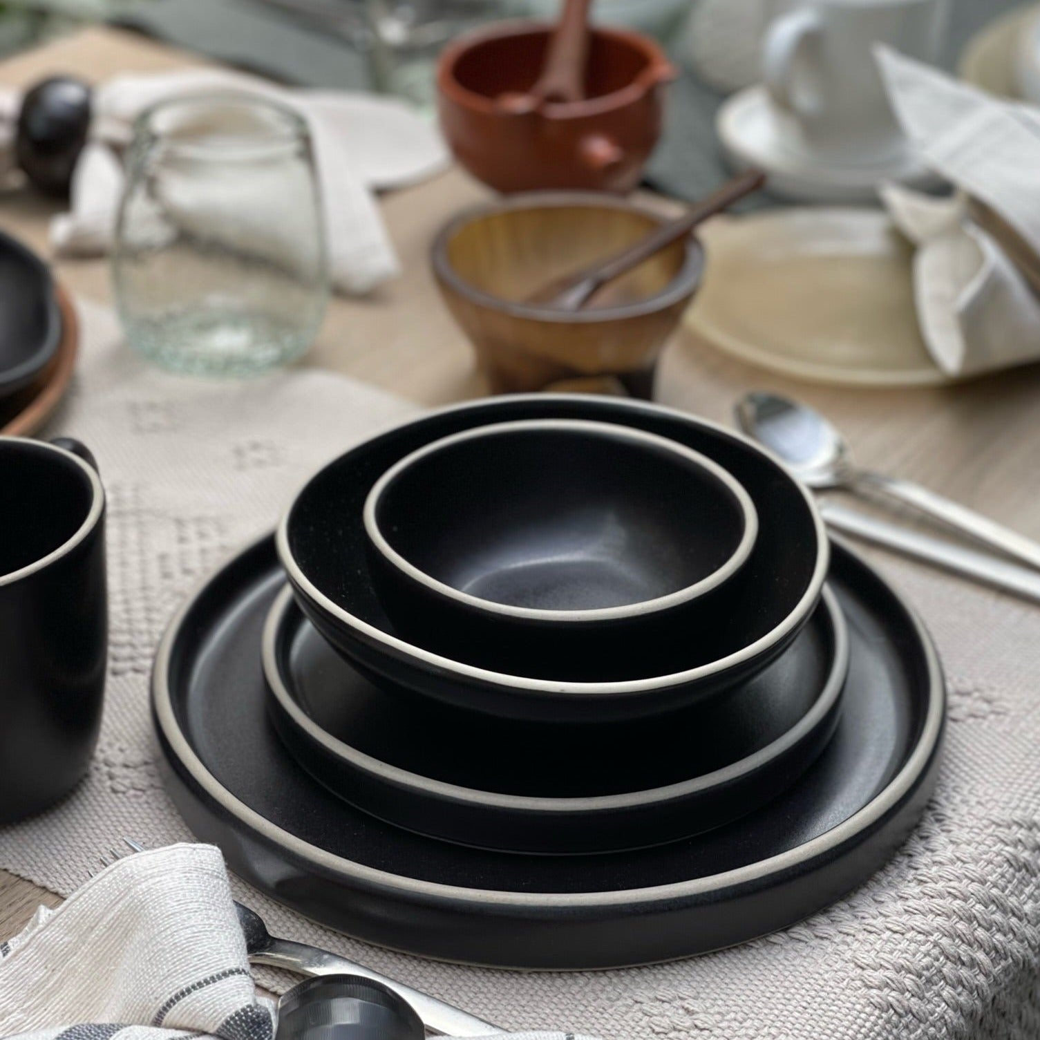 Plato Ensalada.  Vajilla Cerámica Mukkan Negra